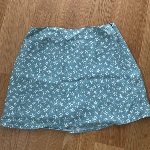 mini kjol - sååå söt mini kjol med små mönster på. Dragkedja på sidan, samt inbyggda shorts. (mid-waisted)