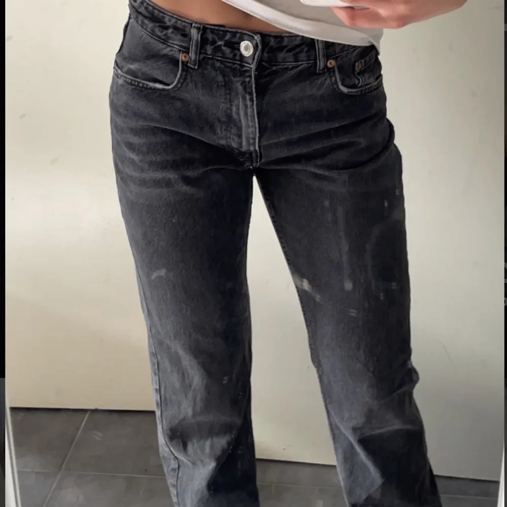 Hej säljer dessa slutsålda midwaist jeansen från zara, är 172 o dem passar perfekt Dem är i storlek 40 men skulle säga att dem passar 38 o neråt. Skriv gärna om du har några funderingar🥰❤️. Jeans & Byxor.