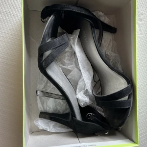 Klackskor - Svarta klackar i strl 38, endast använda en gång är i nyskick.
