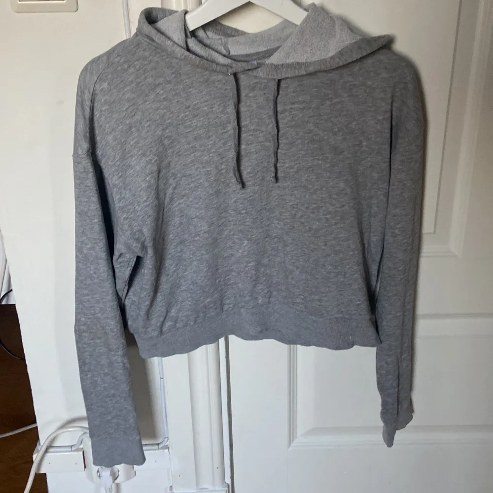 Säljer min gråa hoodie eftersom att jag inte använder den längre! Har använt den väldigt mycket men de syns inte! Den är jätte skön nu på sommaren eftersom att den är ganska tunn! Köpte den för 200 säljer för 100 plus frakt.. Hoodies.