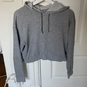 Säljer min gråa hoodie eftersom att jag inte använder den längre! Har använt den väldigt mycket men de syns inte! Den är jätte skön nu på sommaren eftersom att den är ganska tunn! Köpte den för 200 säljer för 100 plus frakt.