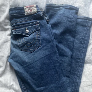 True religion jeans  - Super fina lågmidjade jeans!  Storlek 36 Midjemått: 36 Innerbenslängden: 81