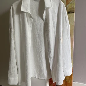 Vit skjorta - Aldrig använd fin skjorta som går att använda som kofta över en outfit eller över bikini den är super fin