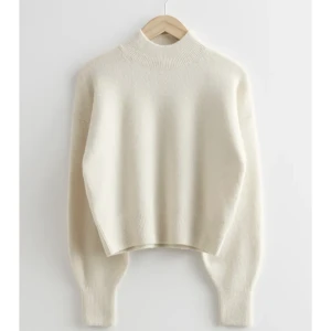 & OTHER stories! - Jätte fin tröja från & OTHER stories! Aldrig använd! (Den är vit och inte beige som bild 1, se andra bilden!) köpt för 400❤️