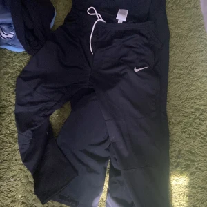 Nike buxpr - Såljer då dom är för små aldrig använda.