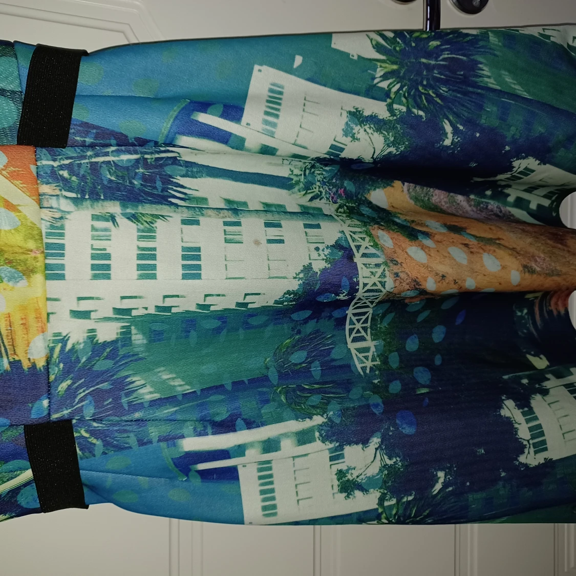 Scubaklänning med tryck i smickrande modell - 90