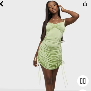 Klänning  - Supersnygg klänning med drapering i sidorna. Använd 1 gång. Formar kroppen ritkgit snyggt! 