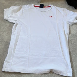 Champion tshirt - Vit champion tshirt som sitter som en small/liten medium. Köparen står för frakt 😊