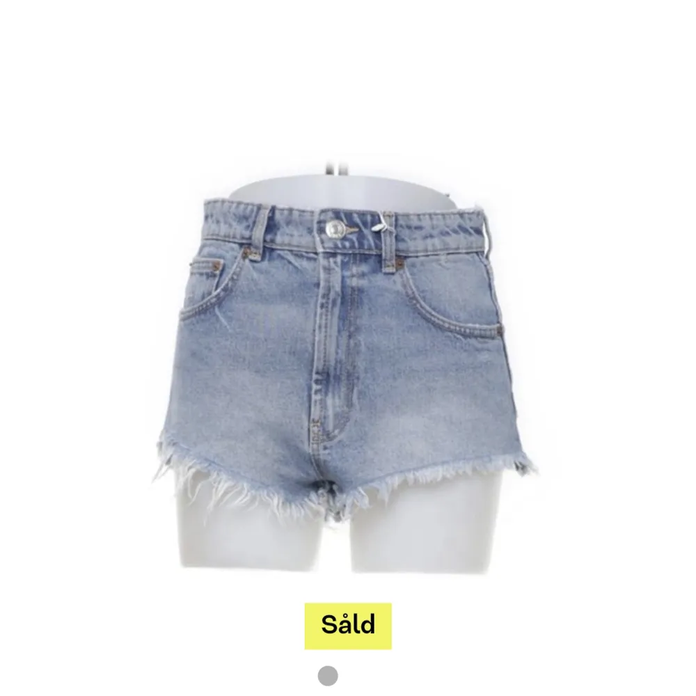 Säljer dessa jätte fina shorts som jag köpte av en tjej på plick! Säljer pågrund av att dom ej passa!💕(endast testade på mig) . Shorts.