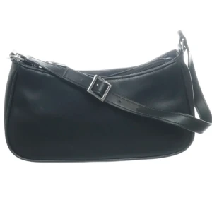 Axelväska från Monki - Säljer denna nästan helt oanvända väska från monki. Passar till allt. 150kr❤️