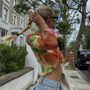 Topp från With Jean  - Säljer min fina topp från With Jean!  Så fin till sommaren💕 den är i väldigt bra skick, bara använd ett fåtal gånger.  Nypris 2500kr. 