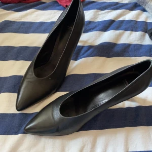 Svarta stilrena klackar - Jättefina klackar som är för stora för mig. Är ärvda och använda en hel del. Är stora för o vara 41