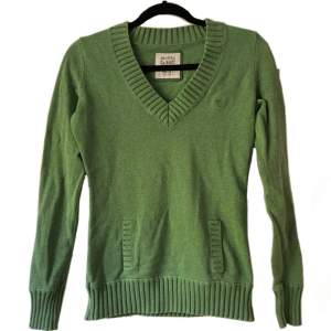 Säljer en utav mina gamla favoriter! En grön stickad Esprit tröja i lite finstickat material som även har en ficka på framsidan💚