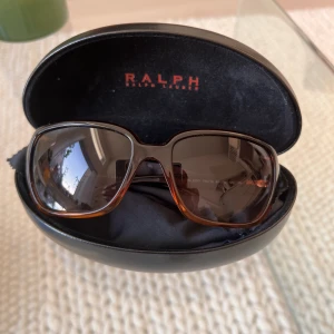 Ralph lauren solglasögon - Intressekoll på min wrap-around y2k solbrillor från ralph lauren. Superduper-skön passform och släpper inte in någon sol. Älskar dessa men tror inte det är min stil längre. Finns kvar så länge annonsen är uppe🧡