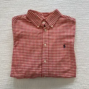 En oanvänd Ralph Lauren skjorta i barnstorleken: L (14-16y) motsvarar nog XS. Paketpris på skjortor under min profil: 200kr st.