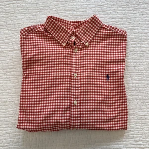 Ralph Lauren skjorta - En oanvänd Ralph Lauren skjorta i barnstorleken: L (14-16y) motsvarar nog XS. Paketpris på skjortor under min profil: 200kr st.
