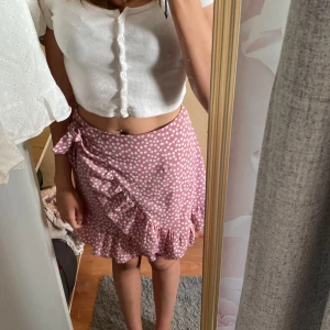 Kjol - Rosa kjol säljs för jag inte använder den 