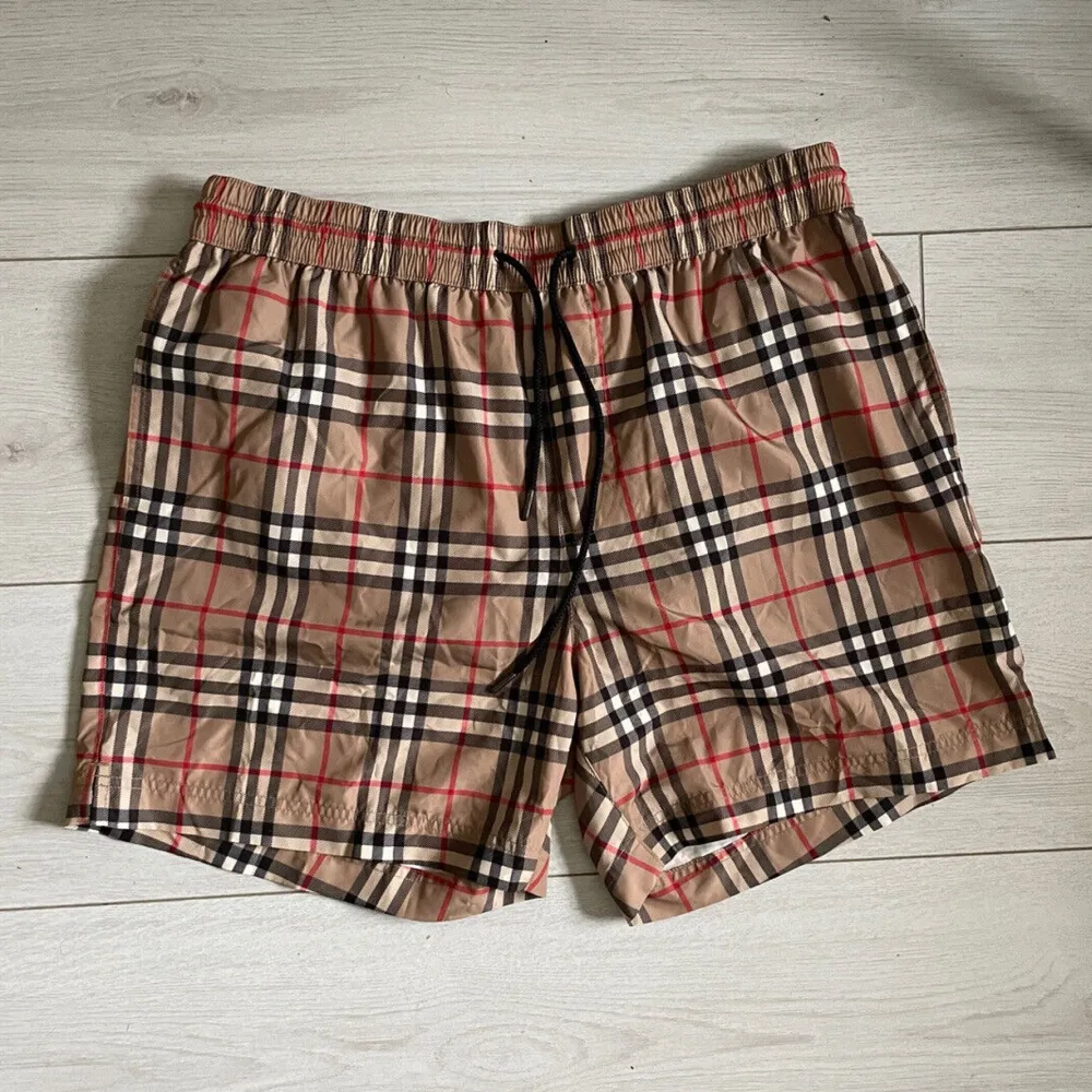 Säljer mina äkta Burberry bad shorts inga skador på dom knappt använda och så klart äkta storlek M. Shorts.