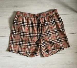 Burberry bad shorts  - Säljer mina äkta Burberry bad shorts inga skador på dom knappt använda och så klart äkta storlek M