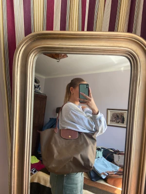 Äkta Longchamp väska  - Jätte fin Olive/ brunt äkta Longchamp i jätte bra skick 