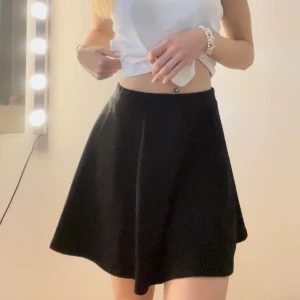 Kjol - Säljer denna kjol för att den inte kommer till användning 💕