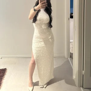 Oh Polly  - Köpte denna oh polly klänningen inför min födelsedag och därefter har jag inte rört klänningen och tror dessvärre att jag inte kommer ta på mig den mer. Storlekarna är riktigt små , denna klänning är storlek 8 vilket besvarar M men jag är S egentligen!