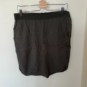 Saint tropez stlk L - Stretchig kjol med fickor