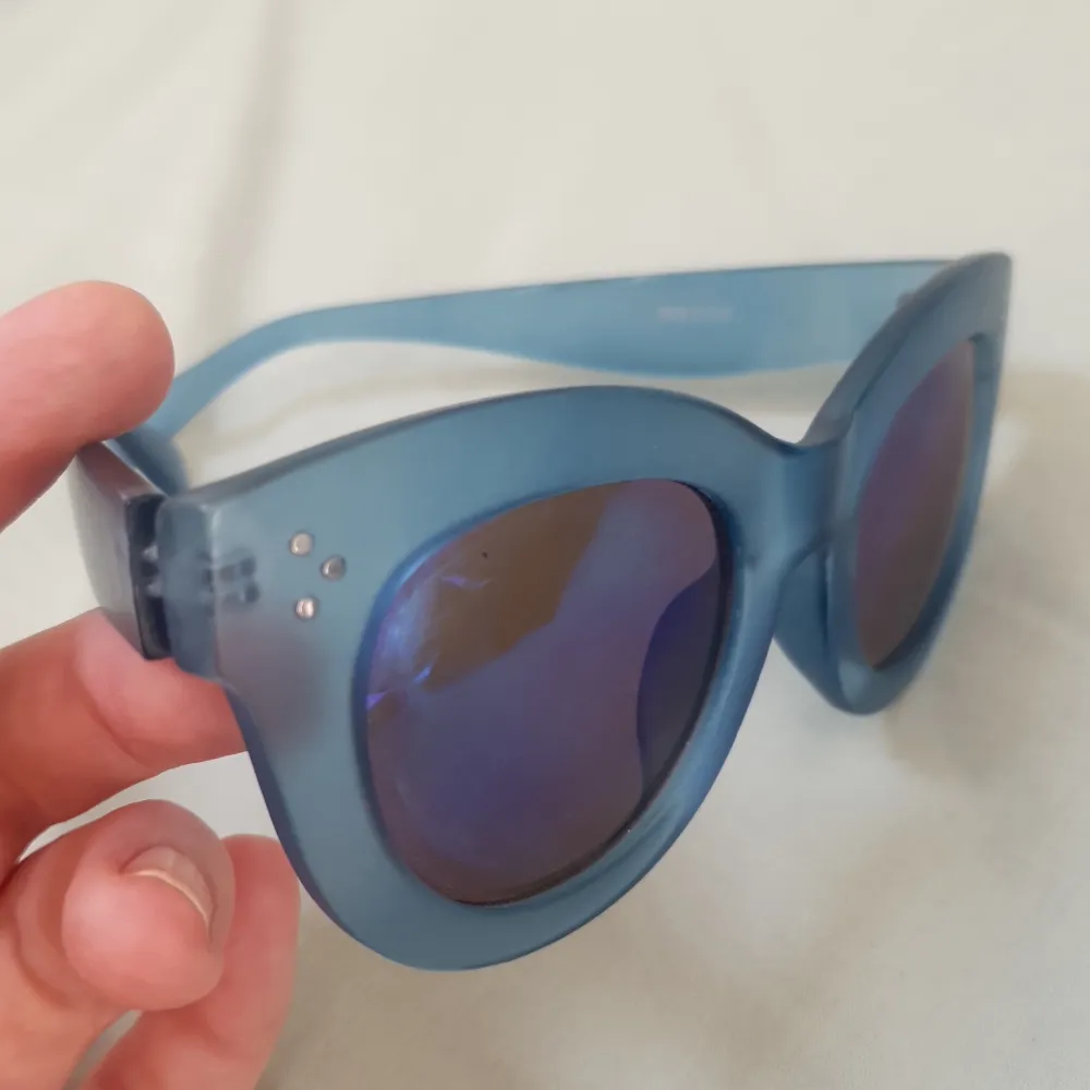 Blå solglasögon från bikbok. Accessoarer.