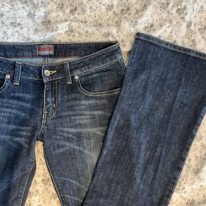 Low waist bootcut jeans  - Säljer dessa fett snygga low waist jeans i storlek 28 och läng 32. Säljer pga för liten storlek för mig men jag önskar att de passade😚❤️Köpta här på Plick och jag har bara testat dem. Inga synliga defekter. Runt midjan är 83 cm och innebenslängden är 77 cm
