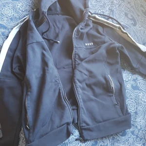 Hugobossdress - Bekväm,äkta hugo boss dress. Använda ett par gånger. Går o träna i också!