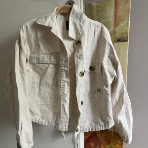 Jacka  - Snygg jacka perfekt till sommaren  från berhska