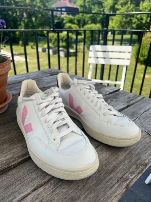 Veja skor - Skor från veja, använda 1 gång. Mycket bra skick. Strl 40