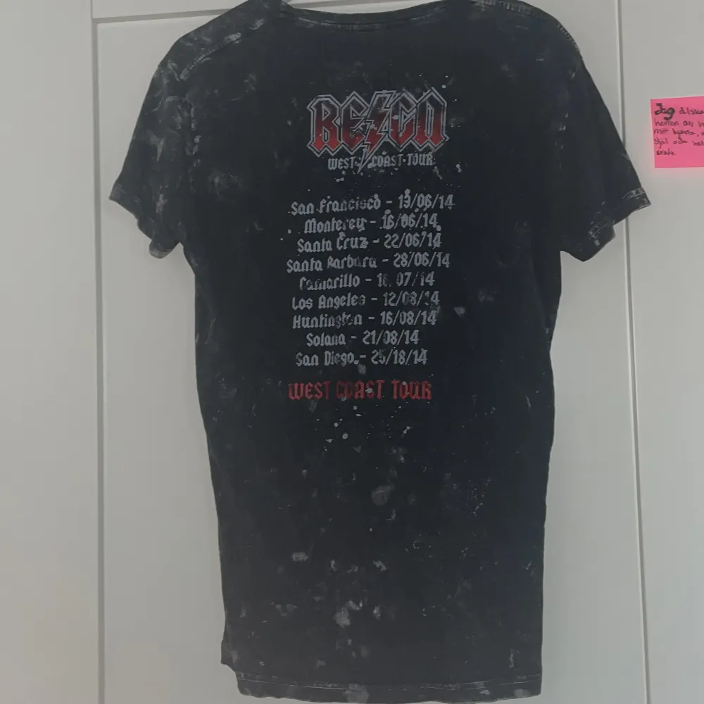 En tröja ifrån någon butik inne i Stockholm city. Det står i tröjan ”Reign”. . T-shirts.