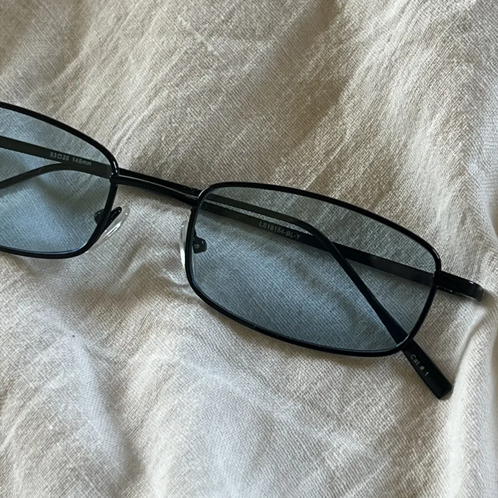 Rektangulära solglasögon med blått glas 🦋. Accessoarer.