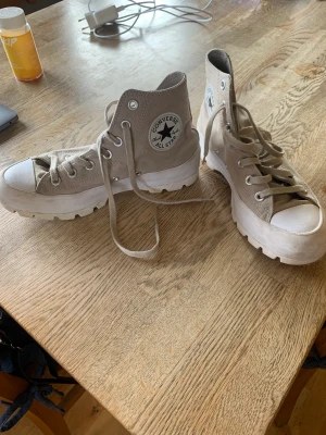Converse  - Säljer dessa beiga platå converse som endast är använda några gånger. Priset är inte inklusive frakt. 