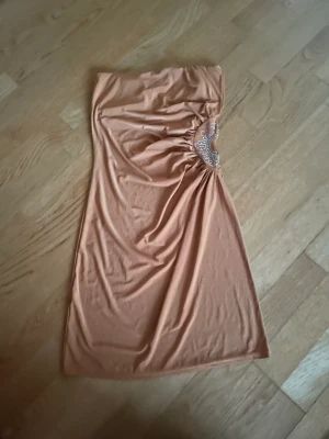 Klänning - Säljer denna supergulliga miniklänningen, den passar nog storlek S-M. 