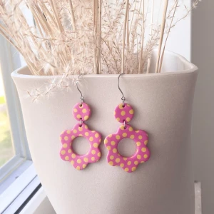 Handgjorda örhängen - Dyra i inköp men aldrig använda💕 kan skicka med frimärke så blir frakten billigare!