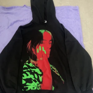 Billie Eilish Neon grön tröja 💚🕷️ - Neon grön Sweatshirt  Säljs pågrund av aldrig någonsin använt den💞 Pris kan diskuteras💬💞 Sick: Nytt