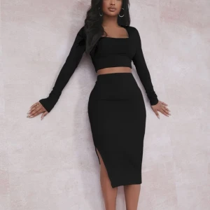 Svart set - Säljer ett set med topp & kjol. Ribbat material. Aldrig använd!🤍