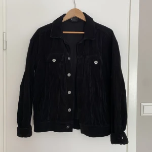 Manchesterjacka från Urban Outfitters - Säljer nu min f.d. favoritjacka ngnsin då den inte är min stil längre. Sitter snyggt oversize på mig som är en XS/S och passar till exakt ALLT! 