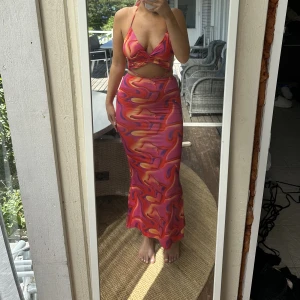 Klänning  - Super snygg och somrig klänning me snörning och öppen rygg