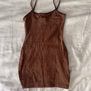 Säljer denna bruna enkla klänningen, perfekt för sommaren då den har tunna band! Skriv vid ärligt intresse! ⭐️