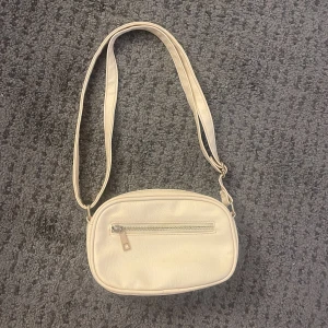 Väska - Superfin beige/gräddvit väska! Köpt secoundhand så osäker på märke. Superfint skick!! 