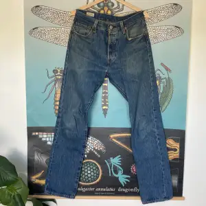 Ett par Blåa Levis jeans. Passar 30x32. Mindre hål i skrevet.