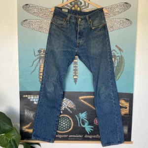 Blåa Levis - Ett par Blåa Levis jeans. Passar 30x32. Mindre hål i skrevet.