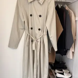 Säljer min otroligt fina trenchcoat från det skandinaviska märket house of Dagmar. Kappan är i fint skick!