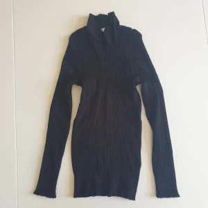 Polotröja Ganni - Polotröja från Ganni i storlek M men passar absolut en S. Kan skicka fler bilder och tänka mig sänka priset. Hör av dig vid instresse!