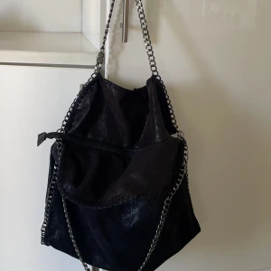 Väska - Så fin svart rymlig väska med många fack. Använd gärna köp nu men skriv till mig först. Säljs relativt billigt då jag vill bli av med den. Inga synliga defekter vad jag kan hitta. Skriv bara om du ska köpa 