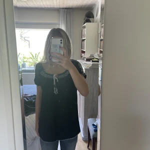 Svart topp - Superfin svart blus med virkade detaljer