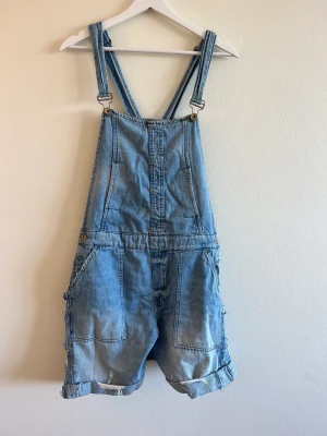 Hängsleshorts - Hängsleshorts köpta på secondhand. Sliten look, med färg på sina ställen och troligtvis omsydda av förra ägaren. Coola och perfekta under sommaren.